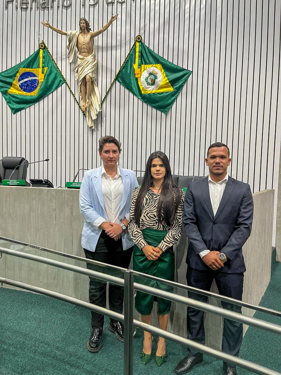 Equipe de advogados analisando documentos em reunião